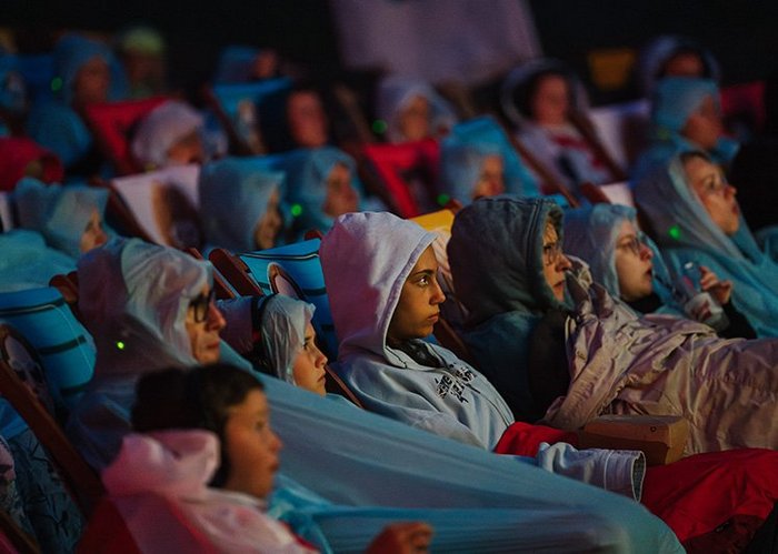 Open-Air-Kino-Gäste auf Liegestühlen, Bad Kleinkirchheim