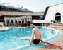 Alex Payer mit verletztem Knie am Beckenrand des Bad Kleinkirchheimer Thermal Römerbads