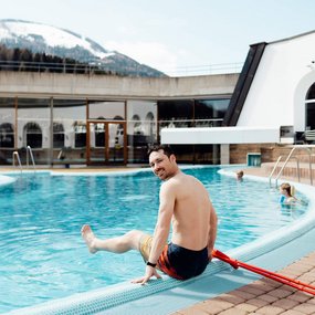 Alex Payer mit verletztem Knie am Beckenrand des Bad Kleinkirchheimer Thermal Römerbads