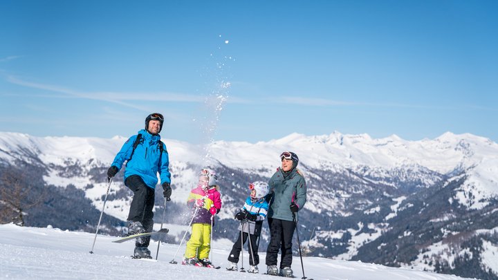 Familie am Skifahren - Bad Kleinkirchheimer Bergbahnen