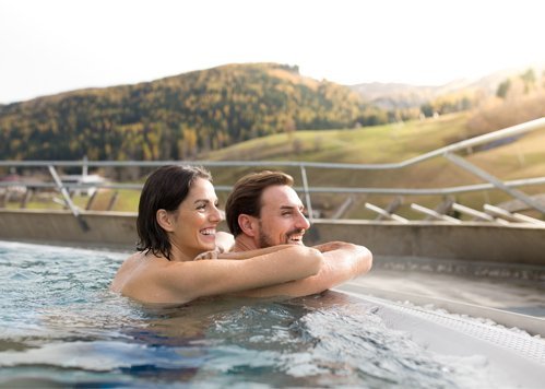 Pärchen im Aussichtsbecken Infinitum im Bad Kleinkirchheimer Thermal Römerbad