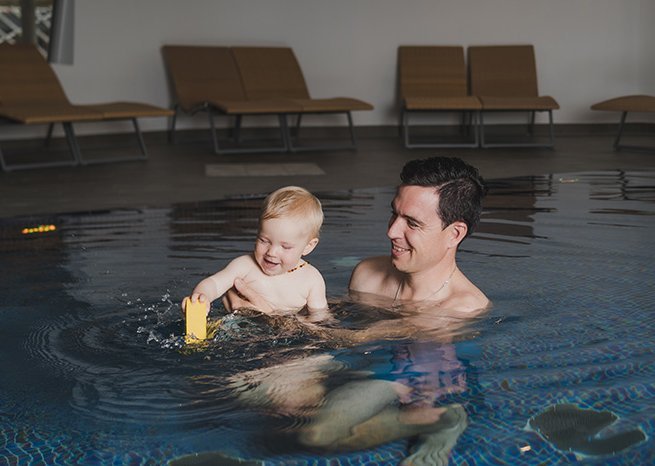 Babyschwimmen im Kinderbecken des Bad Kleinkirchheimer Thermal Römerbad