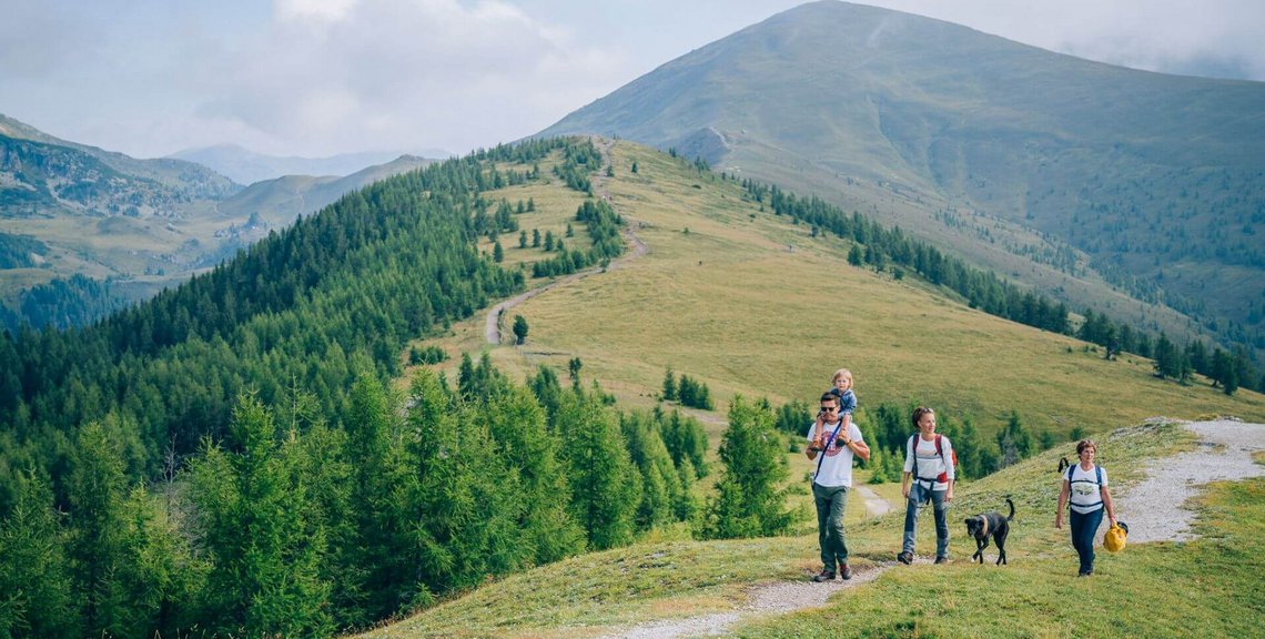 Familienwanderung in den Nockbergen, mit den 2 Kabinenbahnen der Bad Kleinkirchheimer Bergbahnen auf knapp 2.000 m Seehöhe, Panorama Rundumblick