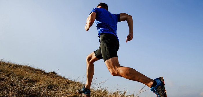 Ein Jogger in den Bergen.