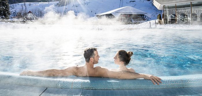 Pärchen entspannt im Thermalwasser, wärmendes Bad im Thermal Römerbad, wohltuende Wirkung, Tipp gegen Muskelkater, Regeneration in Kärnten