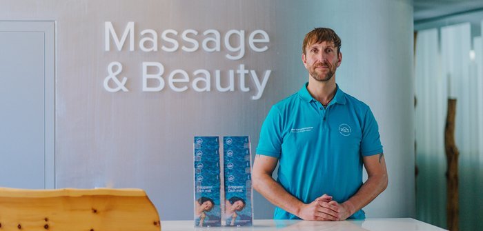 Masseur Oliver am Empfang des Massagecenters, Massage-Angebot in der großen Wellnesslandschaft in Kärnten