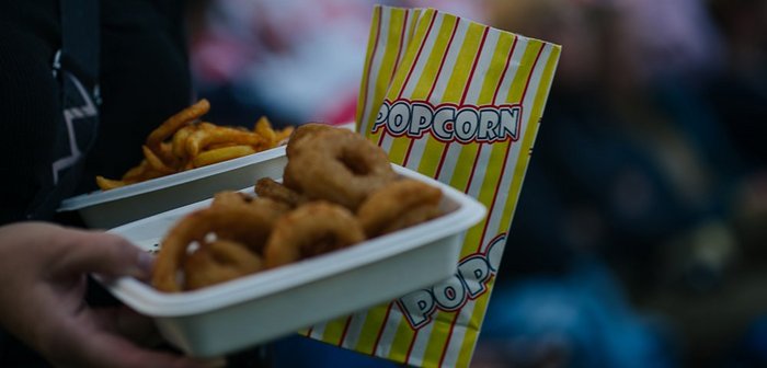 Pommes, Zwiebelringe und Popcorn beim Silent Cinema.