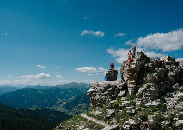 Kinder auf dem Steinmassiv nahe der Kaiserburgbahn, im Wandergebiet Bad Kleinkirchheim in Kärnten