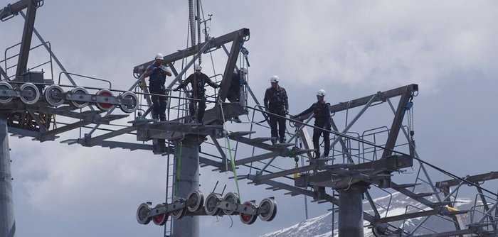 Seilbahntechniker bei der Stützenrevision an der Biosphärenparkbahn Brunnach