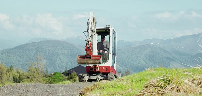 Kleinbagger unterwegs bei den Revisionsarbeiten im Mai am Bike Flow Country Trail