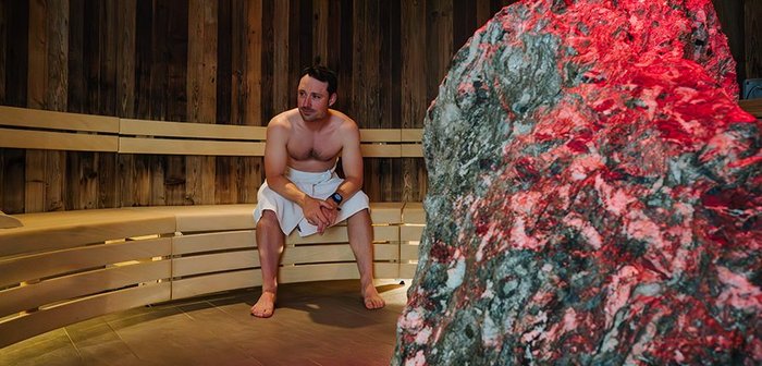 Ein Mann sitzt in der Sauna.