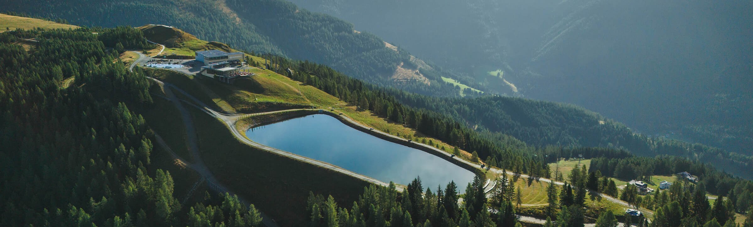 Panorama Bergstation Biosphärenparkbahn Brunnach, Nockberge in Kärnten, Alpen-Panorama im Sommer