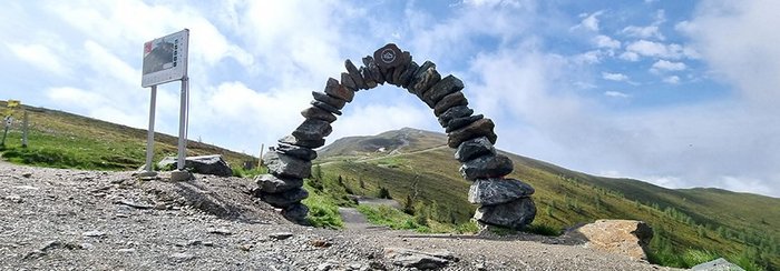 Stein-Portal am Flow Country Trail, inmitten der Kärntner Nockberge, Bike-Ausflug für Familien