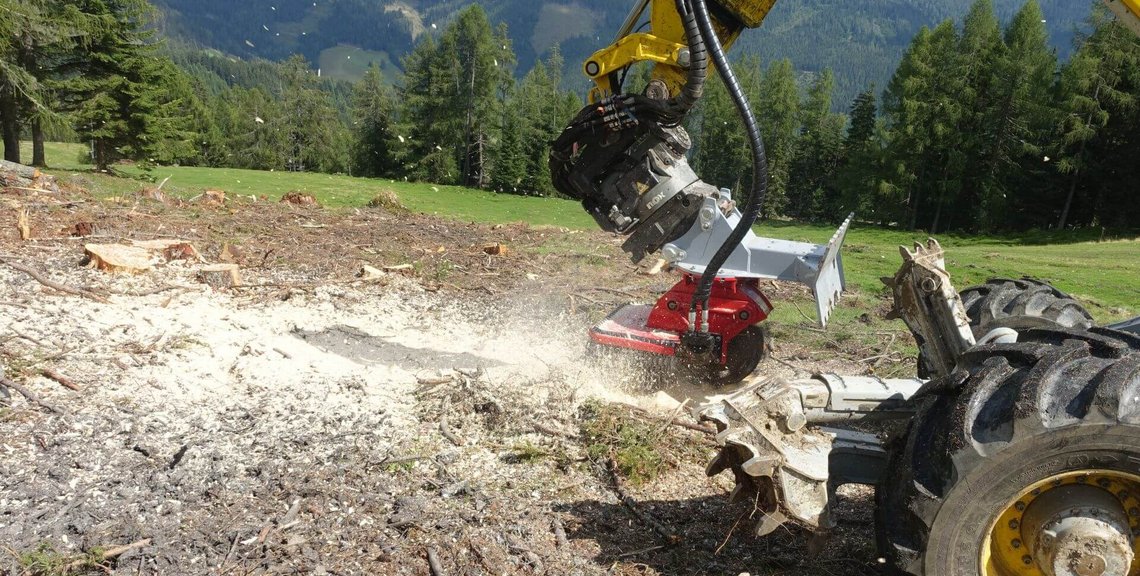 Wurzelstock Entfernung im Pistenbereich, Baufortschritt im Skigebiet, Kärntner Top Ski-Destination