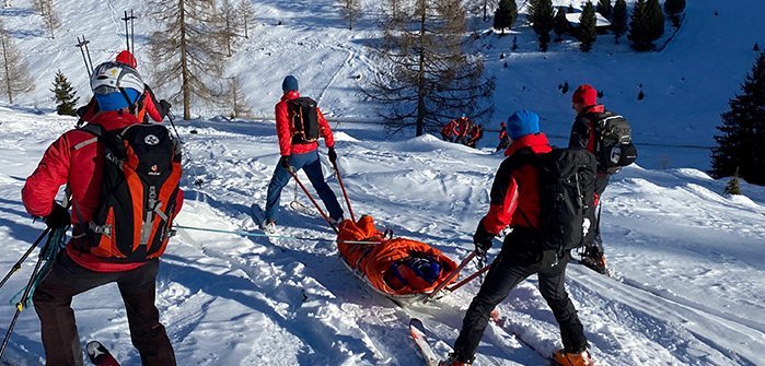 Bergrettung bei alpinem Notfall, Erste Hilfe Versorgung und Transport im Akja, Sicherheit in einem der größten Skigebiete Kärntens