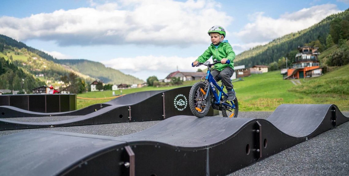 Spaß am Bikeparcours für die Kleinen bei der Kaiserburgbahn der Bad Kleinkirchheimer Bergbahnen, Angebotsvielfalt, Sommerurlaub in den Alpen                                                               