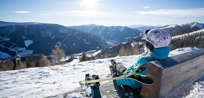 Frau auf Sonnen-Panorama-Spot in Kärnten, auf 2.000 Meter Seehöhe, Winter mit Panorama