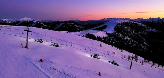 Vier Pistengeräte Prinoth Leitwolf, bei Sonnenuntergang auf der Nockalm