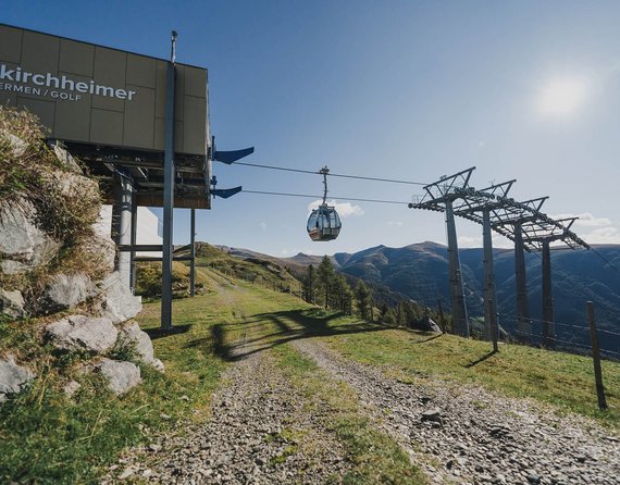 Bergstation der Biosphärenparkbahn Brunnach im Sommer bei Sonnenschein