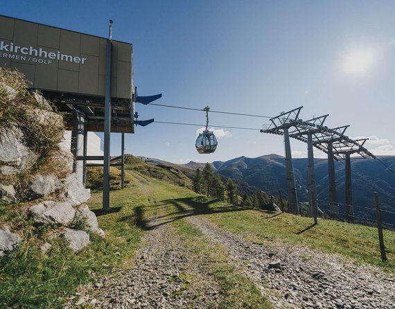 Bergstation der Biosphärenparkbahn Brunnach im Sommer bei Sonnenschein, Wandergebiet im Biosphärenpark, Nockberge