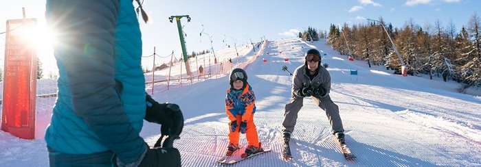 Rennstrecke mit Zeitmessung, Familie beim Skifahren, Familienskigebiet Bad Kleinkirchheim, Sonnenskilauf