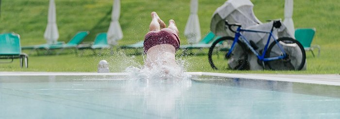 Ein Mann macht einen Kopfsprung ins Wasser.