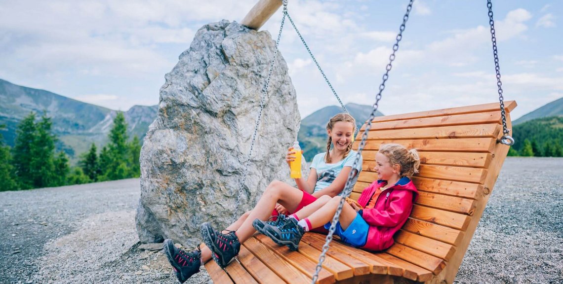 Relaxen im Aktiv Park der Bad Kleinkirchheimer Bergbahnen, Familienspass in Kärnten, Ausflugsziel mit Kindern, Hängeschaukel und Naturstein