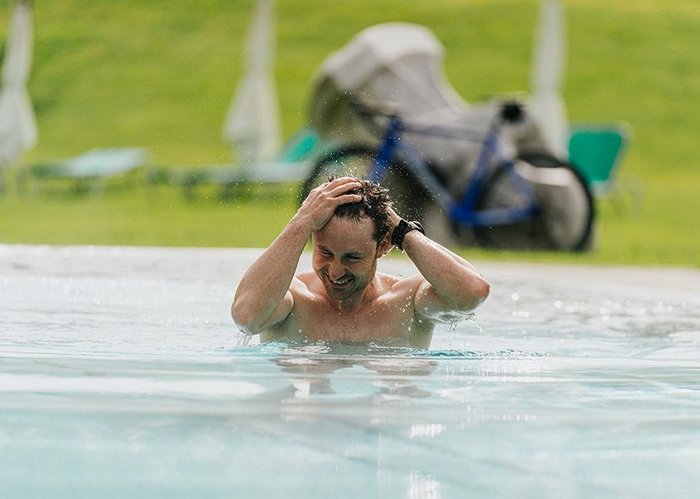 Ein Mann schwimmt im Pool.