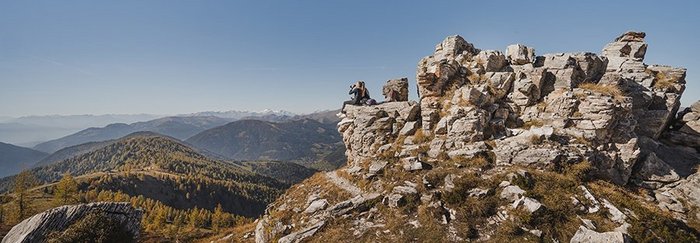 Paar sitzend auf Steinmassiv nahe der Kaiserburg, Nocky Mountains Flair mit Aussicht