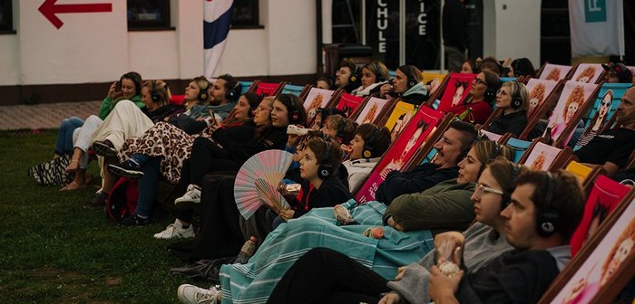 Eine Menschengruppe beim Silent Cinema.
