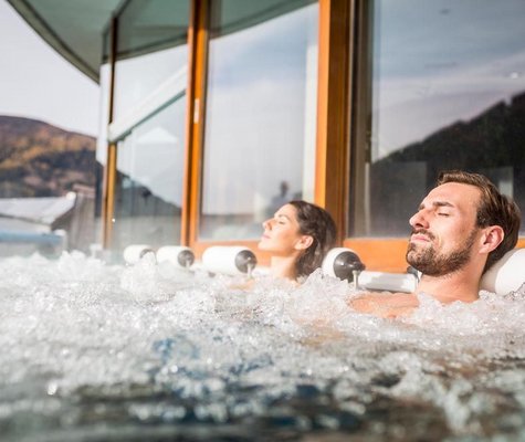 Relaxen auf der Sonnenterrasse im Thermal Römerbad in Bad Kleinkirchheim, Sprudelliegen mit Panorama-Aussicht, Panoramabecken in einer der größten Thermen Kärnten