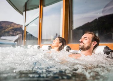 das Bergpanorama vom Außenpool des Thermal Römerbades genießen, Thermen- und Wanderurlaub in Kärnten                                                                erurlaub in Körnenmu