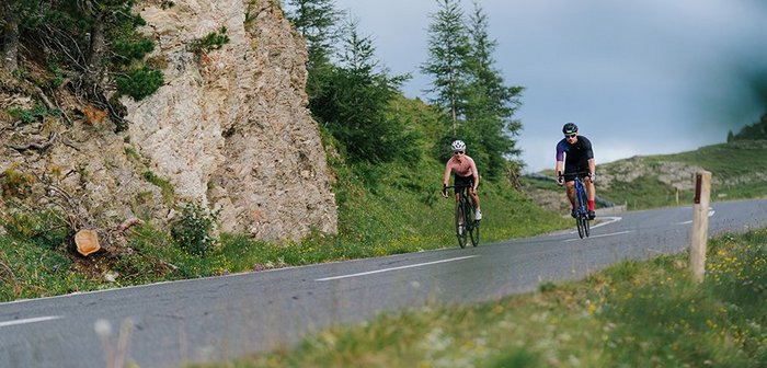 Zwei Radfahrer fahren eine Straße entlang.