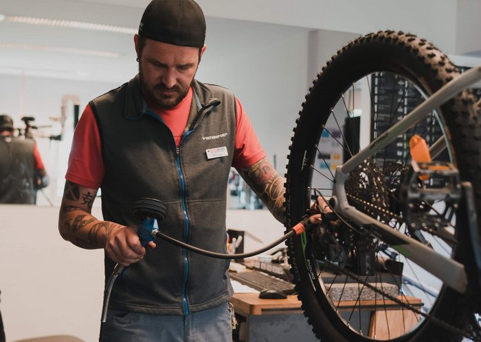 Prüfung des Luftdrucks am Mountainbike vor dem Winter, Bike-Werkstatt Intersport Kaiserburgbahn