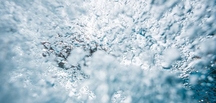 Sprudelndes Thermalwasser im Becken des Thermal Römerbads