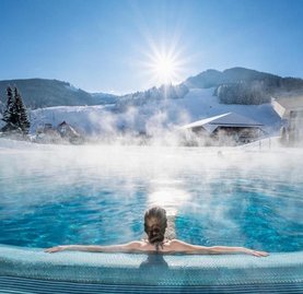 Winterurlaub, dampfendes Thermalwasser, Ausblick auf das Skigebiet, Therme in Kärnten, Bad Kleinkirchheim, TOP Therme Österreich, Auszeit in den Alpen
