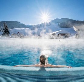 Winterurlaub, dampfendes Thermalwasser, Ausblick auf das Skigebiet, Therme in Kärnten, Bad Kleinkirchheim, TOP Therme Österreich, Auszeit in den Alpen