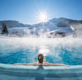 Winterurlaub, dampfendes Thermalwasser, Ausblick auf das Skigebiet, Therme in Kärnten, Bad Kleinkirchheim, TOP Therme Österreich, Auszeit in den Alpen