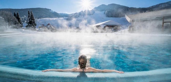 Winterurlaub, dampfendes Thermalwasser, Ausblick auf das Skigebiet, Therme in Kärnten, Bad Kleinkirchheim, TOP Therme Österreich, Auszeit in den Alpen