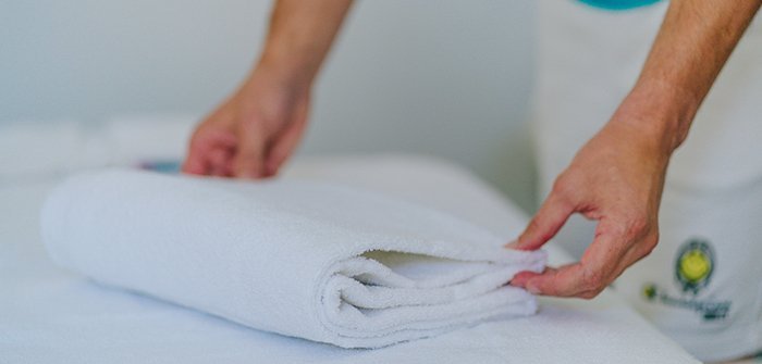 Vorbereitung der Massage-Räume durch die Mitarbeiter, Qualität und Wohlfühlen als wichtiger Aspekt