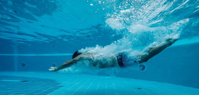 Ein Mann taucht im Wasser.