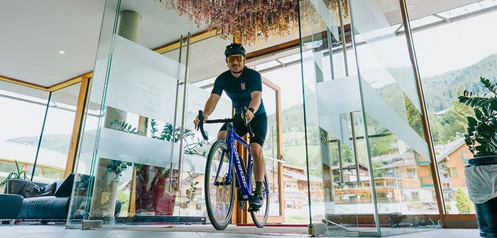 Ein Radfahrer fährt mit seinem Rad ins Römerbad.