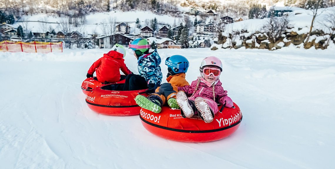 Kinder beim Snowtubing an der Kaiserburgbahn Talstation