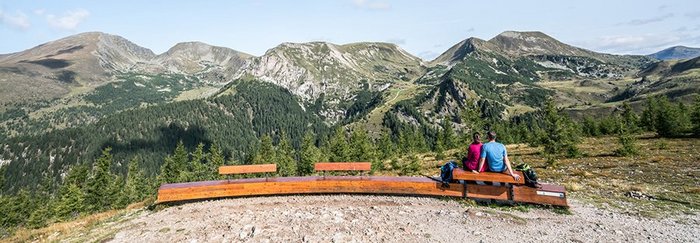 Panoramabank inmitten des Wandergebiets Bad Kleinkirchheim, im UNESCO Biosphärenpark Kärntner Nockberge