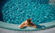 Eine Frau entspannt in einem Pool.
