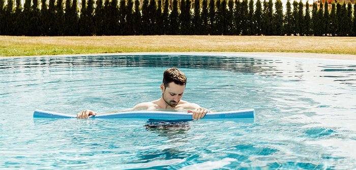 Alex Payer beim Aqua-Jogging im Thermal Römerbad