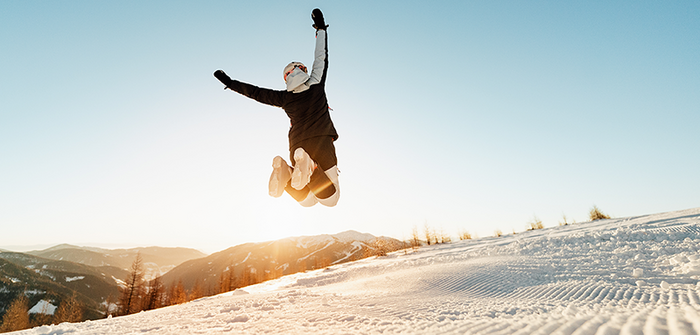 Skifahrerin bei Sonnenaufgang im Winter auf der Nockalm, Skigebiet Bad Kleinkirchheim