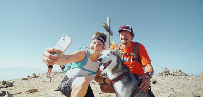 Gipfel-Selfie Paar mit Huskey, am Wöllaner Nock auf 2145 Meter Seehöhe, über Bad Kleinkirchheim