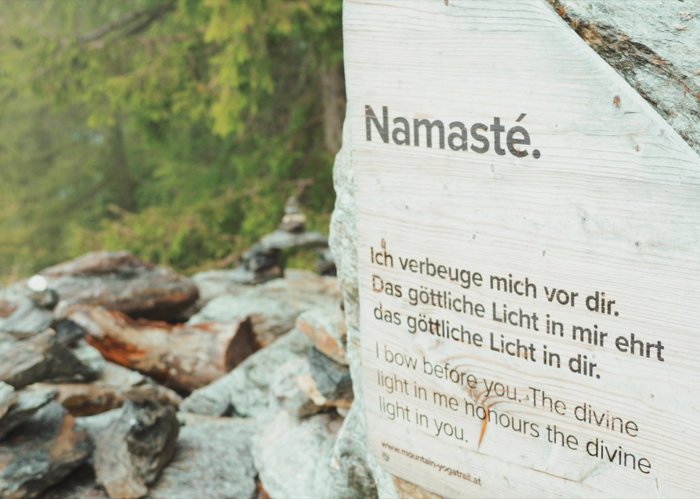 Namastè Schild am Bad Kleinkirchheimer Mountain Yoga Trail