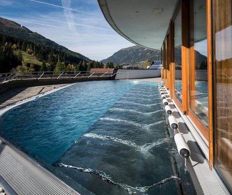 Aussichtsbecken mit Luftsprudel, farbige Unterwasserbeleuchtung, 32-34 ° Celsius, Sommer und Winter ein Wellness pur, Bad Kleinkirchheimer Bergbahnen, Thermenurlaub in Kärnten